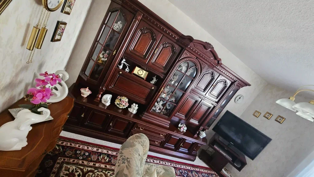 wohnungsaufloesung-zimmer-schrank