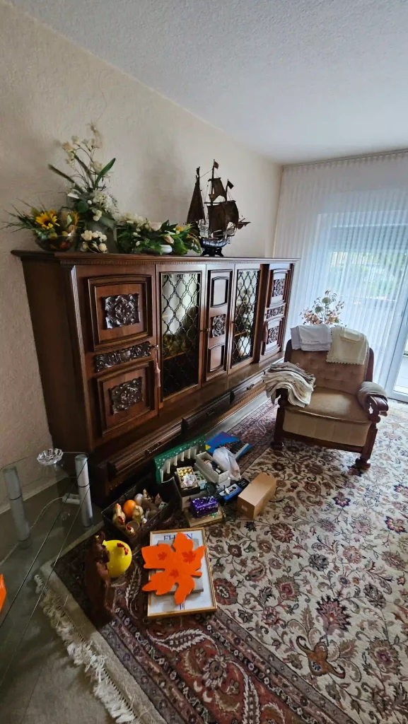 Wohnwand/Vitrine vor der Seniorenumzug Recklinghausen