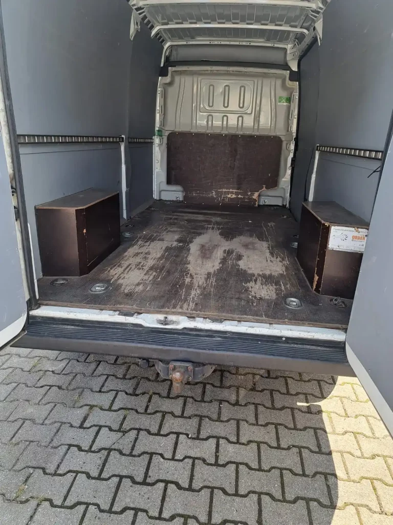 Offener Laderaum vom Transporter für Entrümpelungen